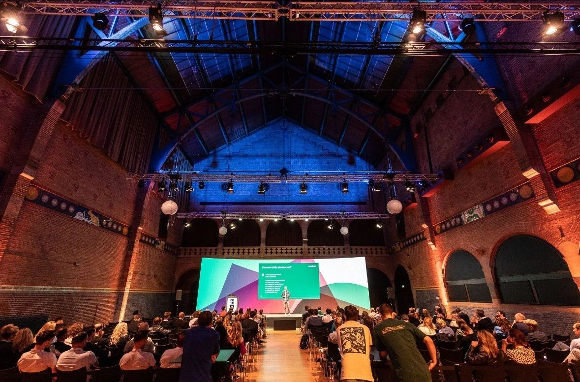 Thomas Bunnik speaking at a conference about entrepreneurship and innovation